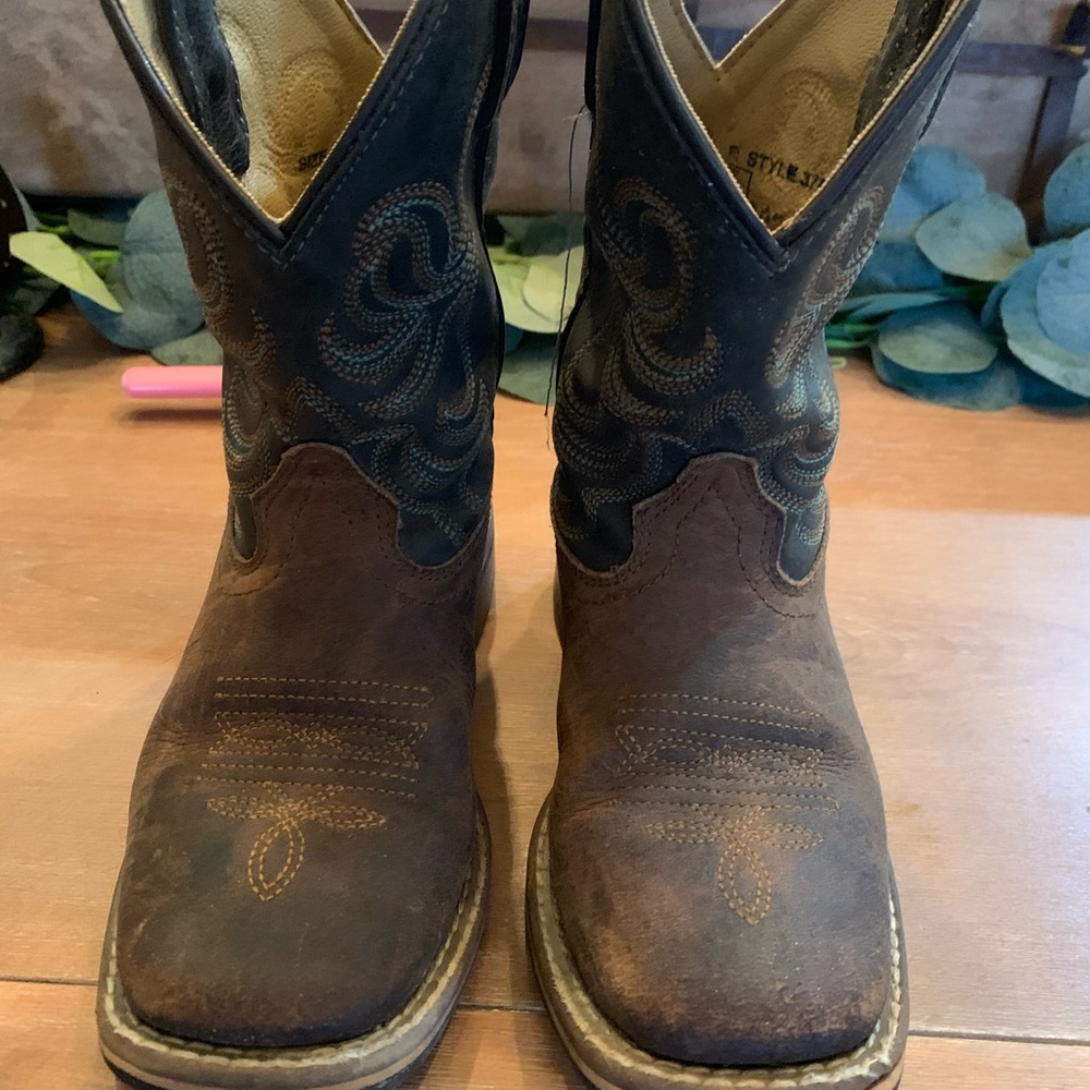 Cowboy boots, dark navy in color